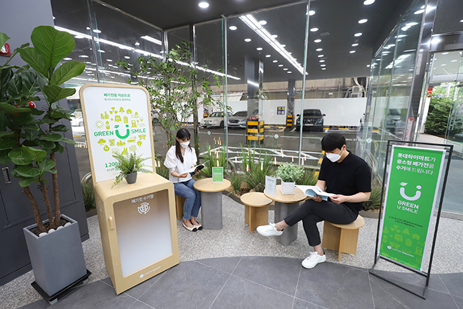 롯데하이마트 매장 내 중소형 폐가전 수거함 설치 사진