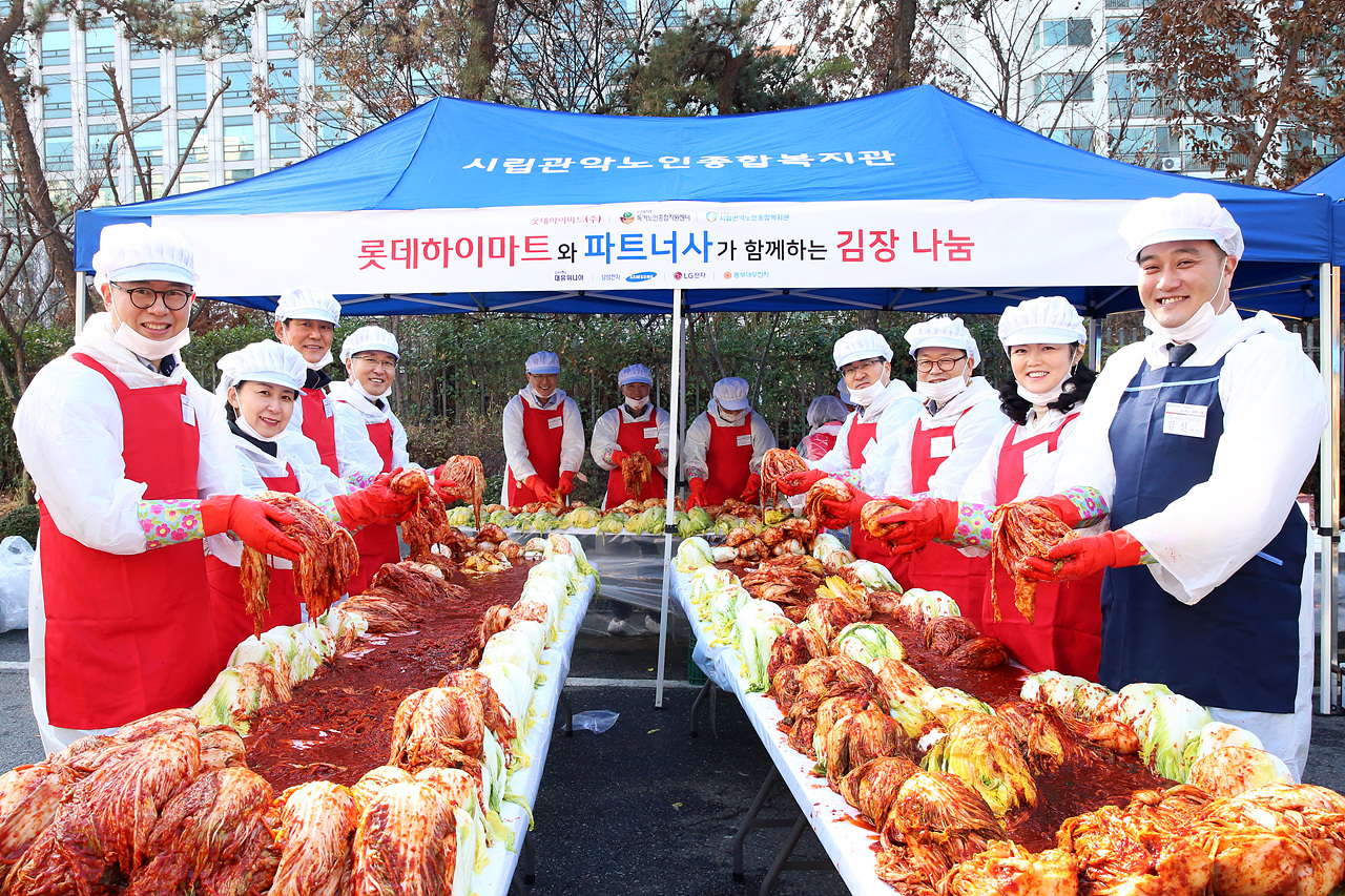 파트너사 동반 김장나눔 봉사 진행